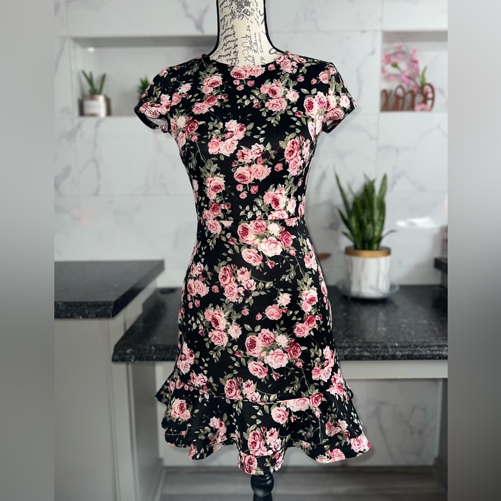 Floral, pink/blk skater style fitted ruffle bottom mini dress, zipper back - XS